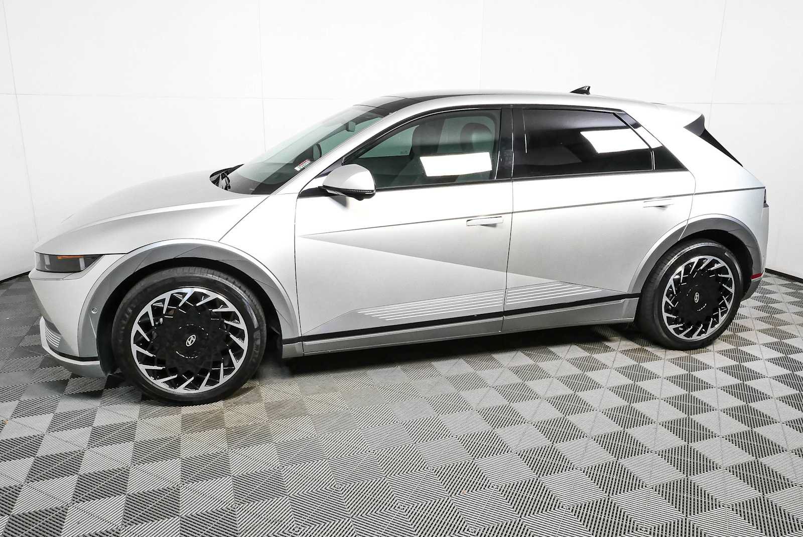Used 2023 Hyundai Ioniq 5 Limited AWD/4WD image 33