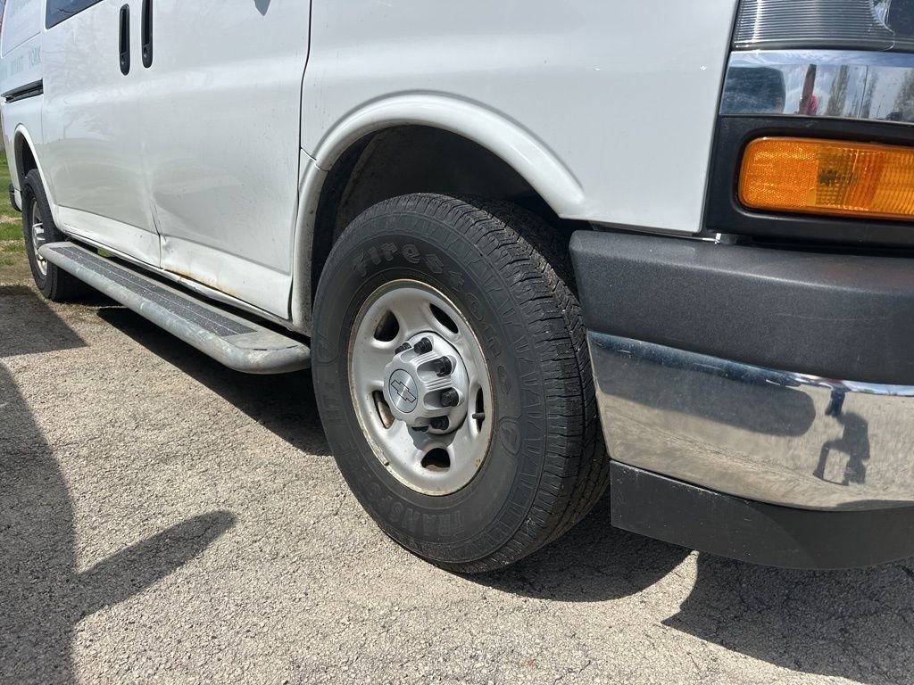 Used 2018 Chevrolet Express 2500 w/ Driver Convenience Package RWD image 3
