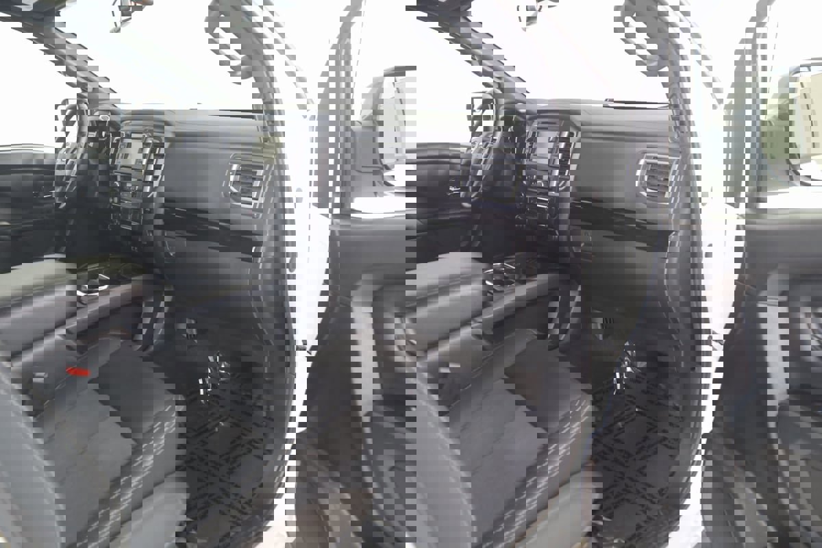 Used 2019 Nissan Titan SV w/ SV Convenience Package image 40