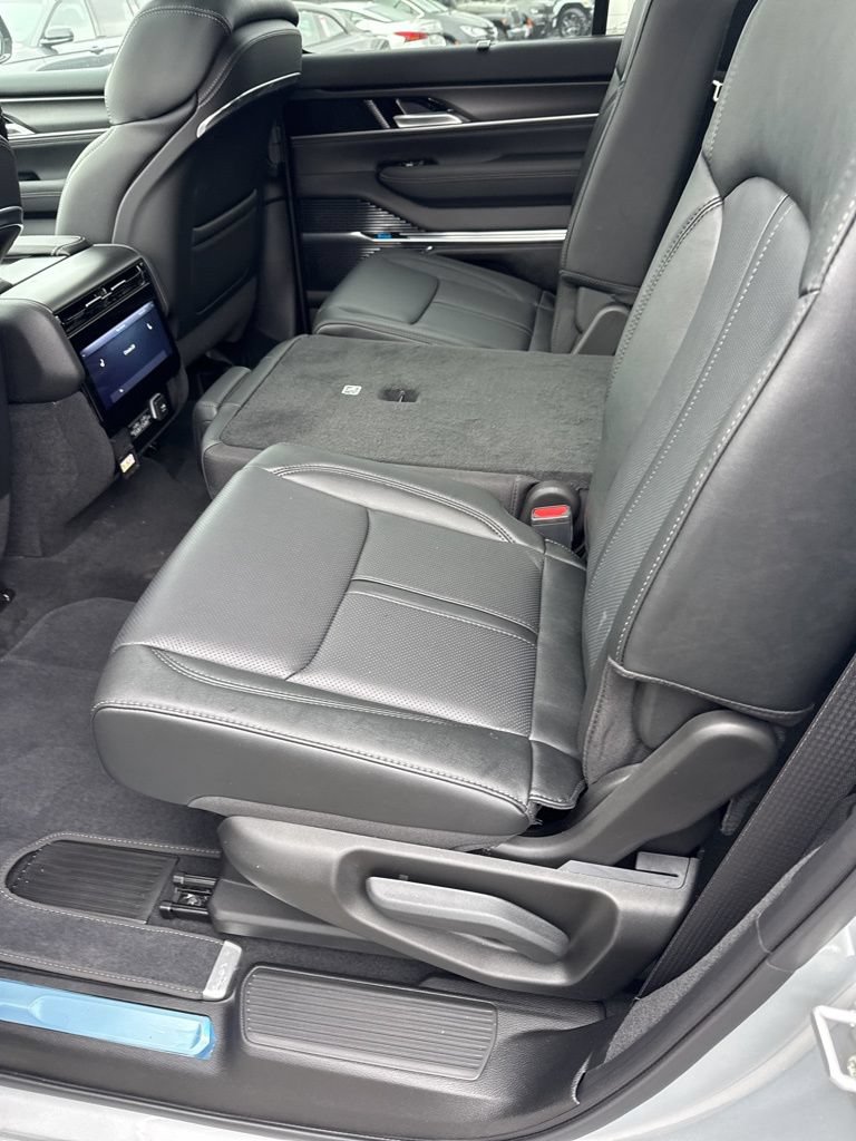 New 2026 Jeep Grand Wagoneer Summit w/ 8-Passenger Seating Package AWD/4WD image 13
