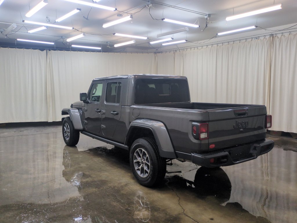 Used 2025 Jeep Gladiator Sport image 8