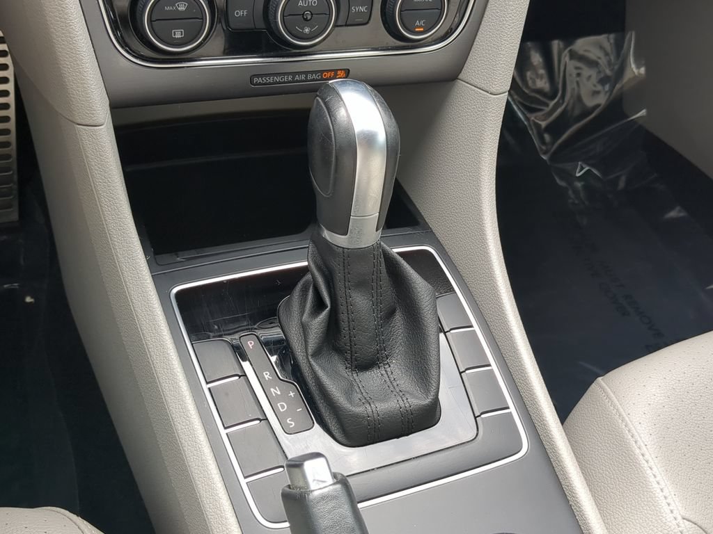 Used 2018 Volkswagen Passat 2.0T R-Line w/ R-Line Lighting Package FWD image 25