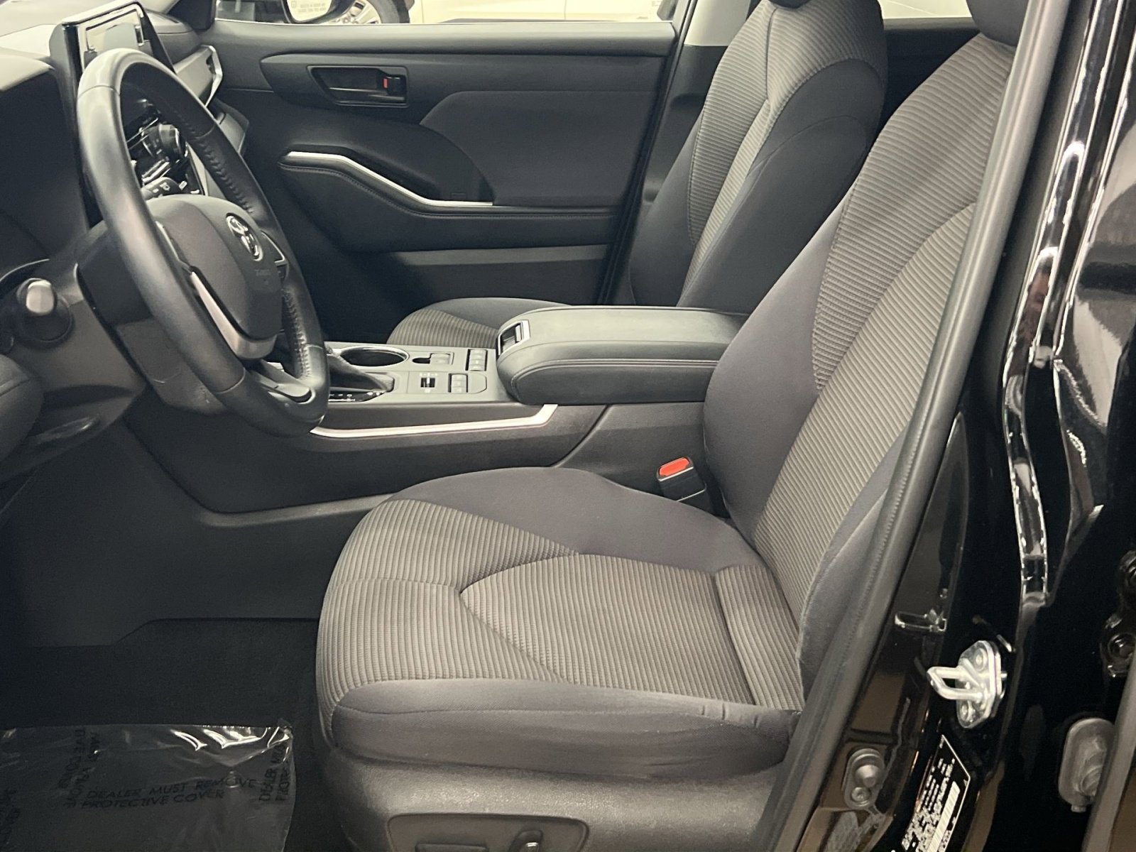 Used 2022 Toyota Highlander LE AWD/4WD image 11