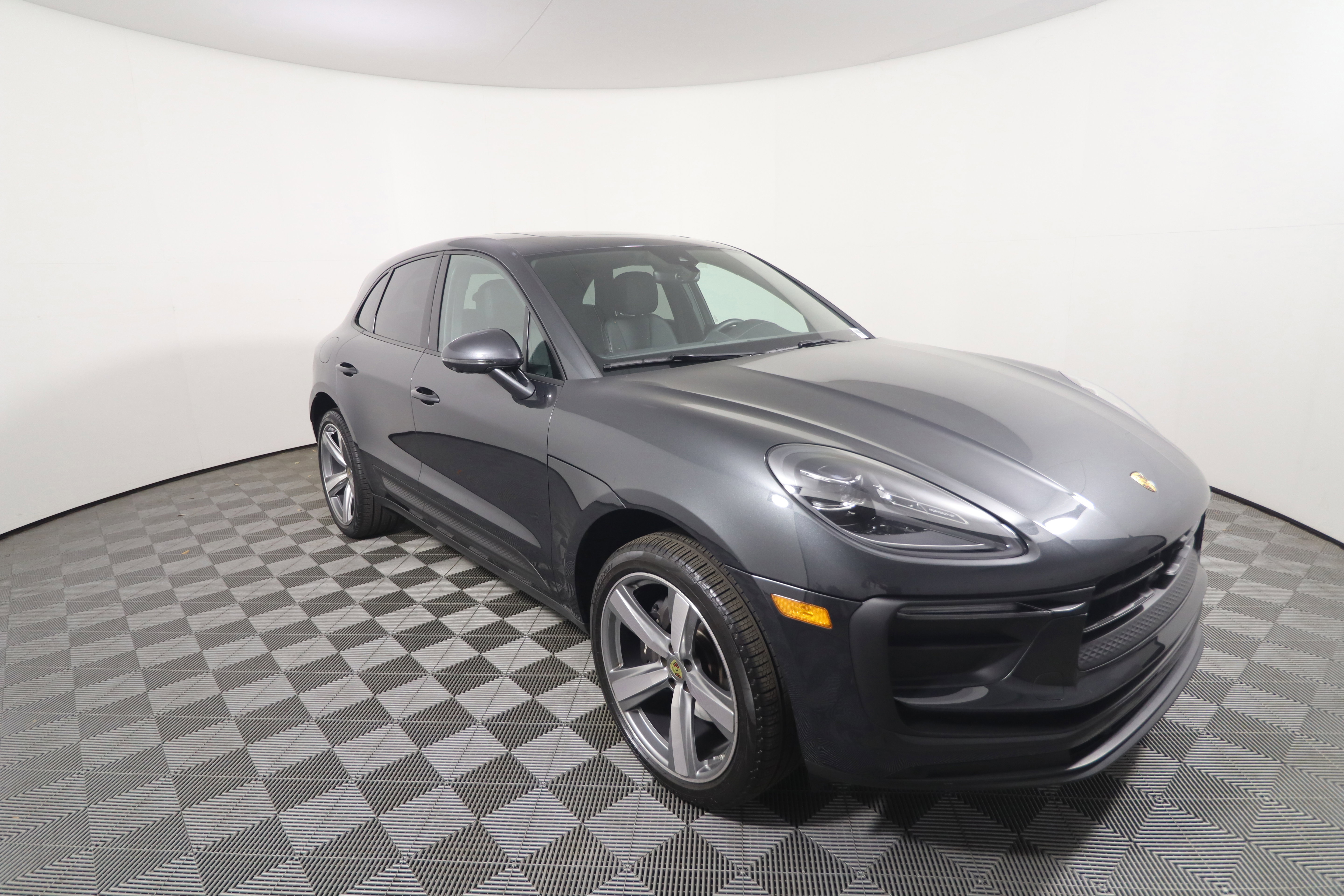 Certified 2025 Porsche Macan image 9