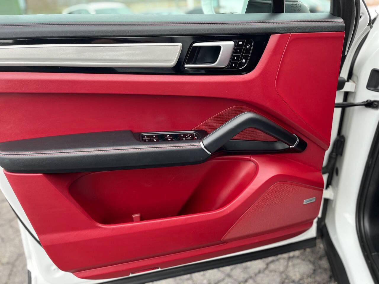 Used 2022 Porsche Cayenne Platinum Edition AWD/4WD image 19