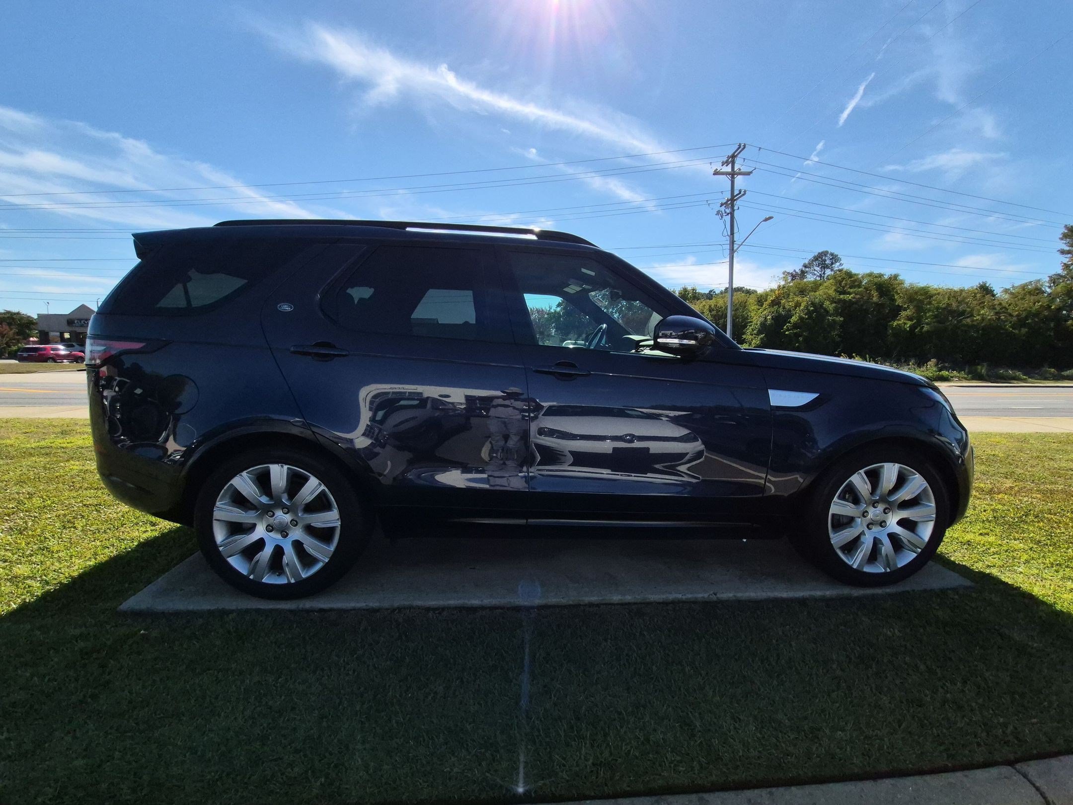Used 2019 Land Rover Discovery HSE AWD/4WD image 2