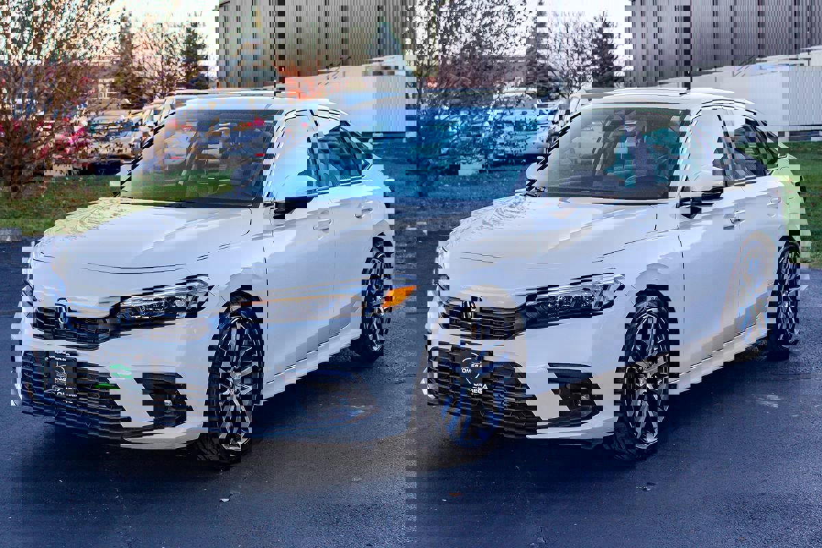 Used 2023 Honda Civic Touring image 3