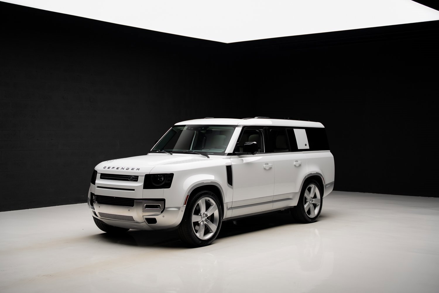 Used 2023 Land Rover Defender 130 First Edition image 4