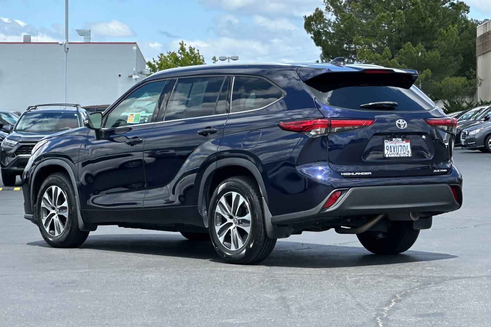 Used 2022 Toyota Highlander XLE AWD/4WD image 7