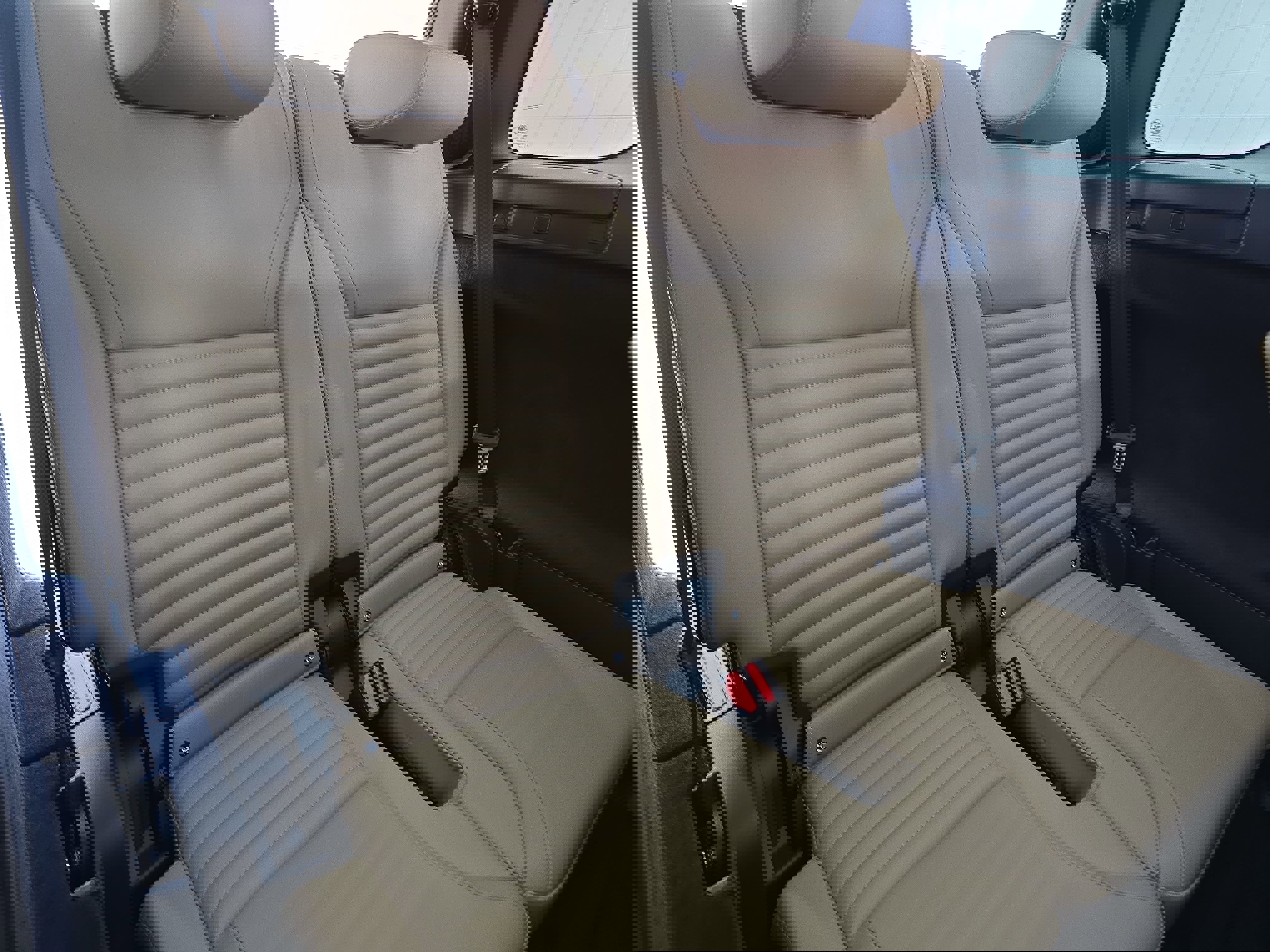 Certified 2025 Land Rover Discovery Dynamic SE image 12