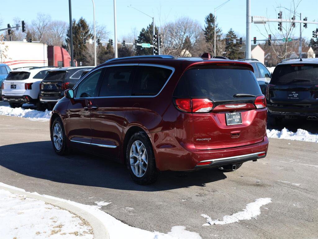 Used 2017 Chrysler Pacifica Touring-L Plus w/ Tire & Wheel Group image 4
