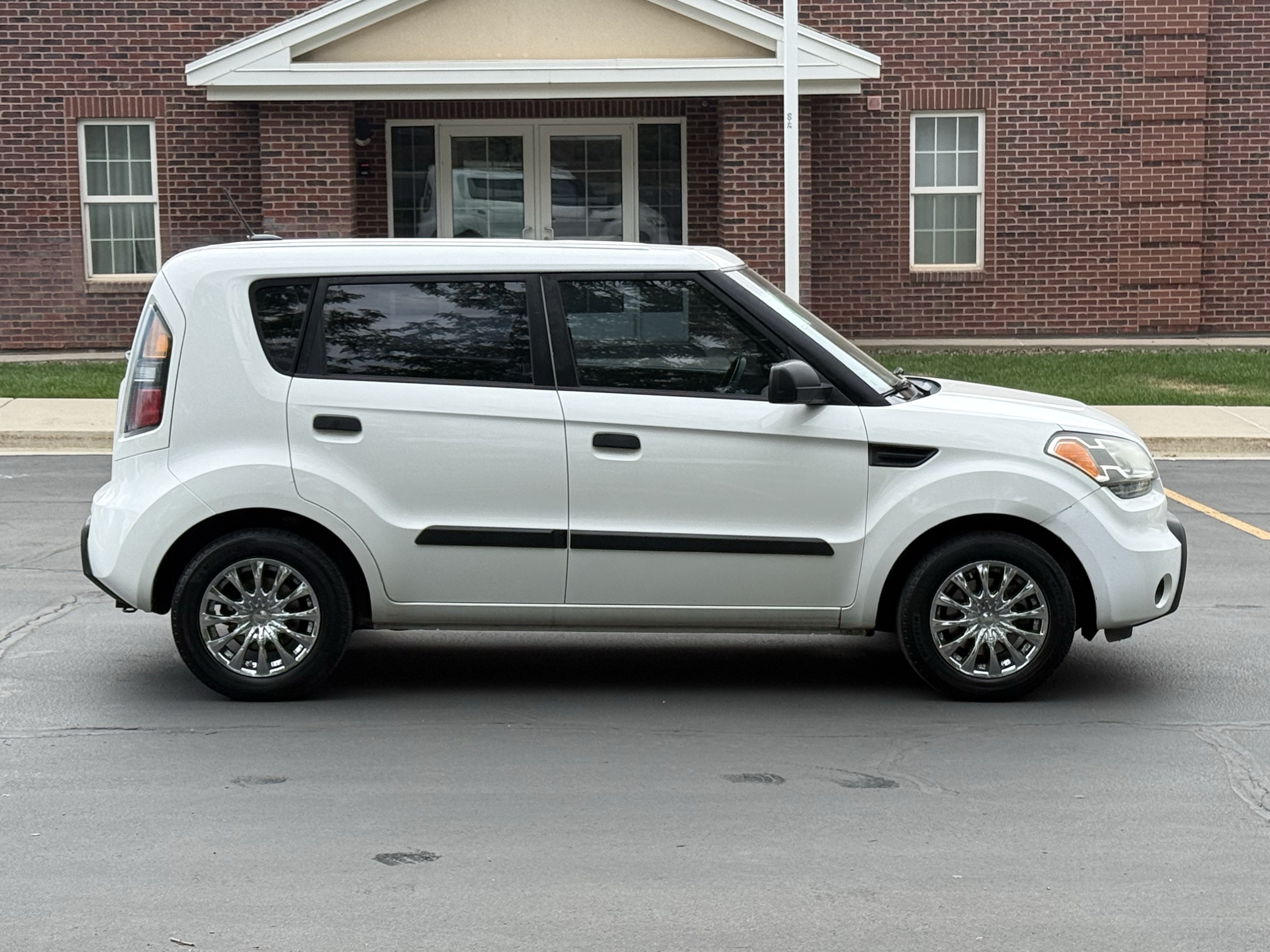 Used 2010 Kia Soul FWD image 3