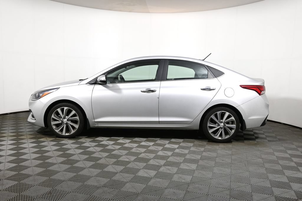 Used 2022 Hyundai Accent Limited FWD image 2