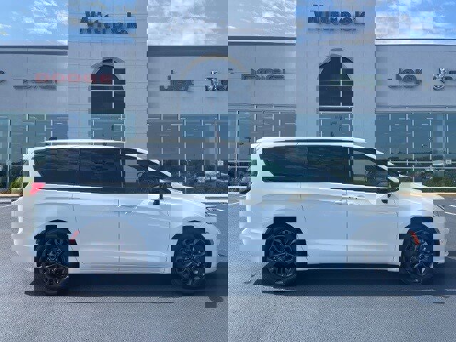 New 2026 Chrysler Pacifica Select image 9