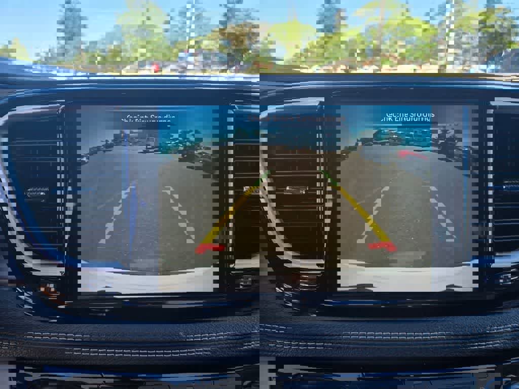 Used 2023 Chrysler Pacifica Touring-L image 11