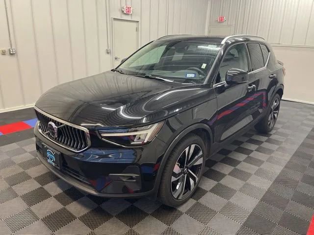 Used 2025 Volvo XC40 B5 Plus image 6