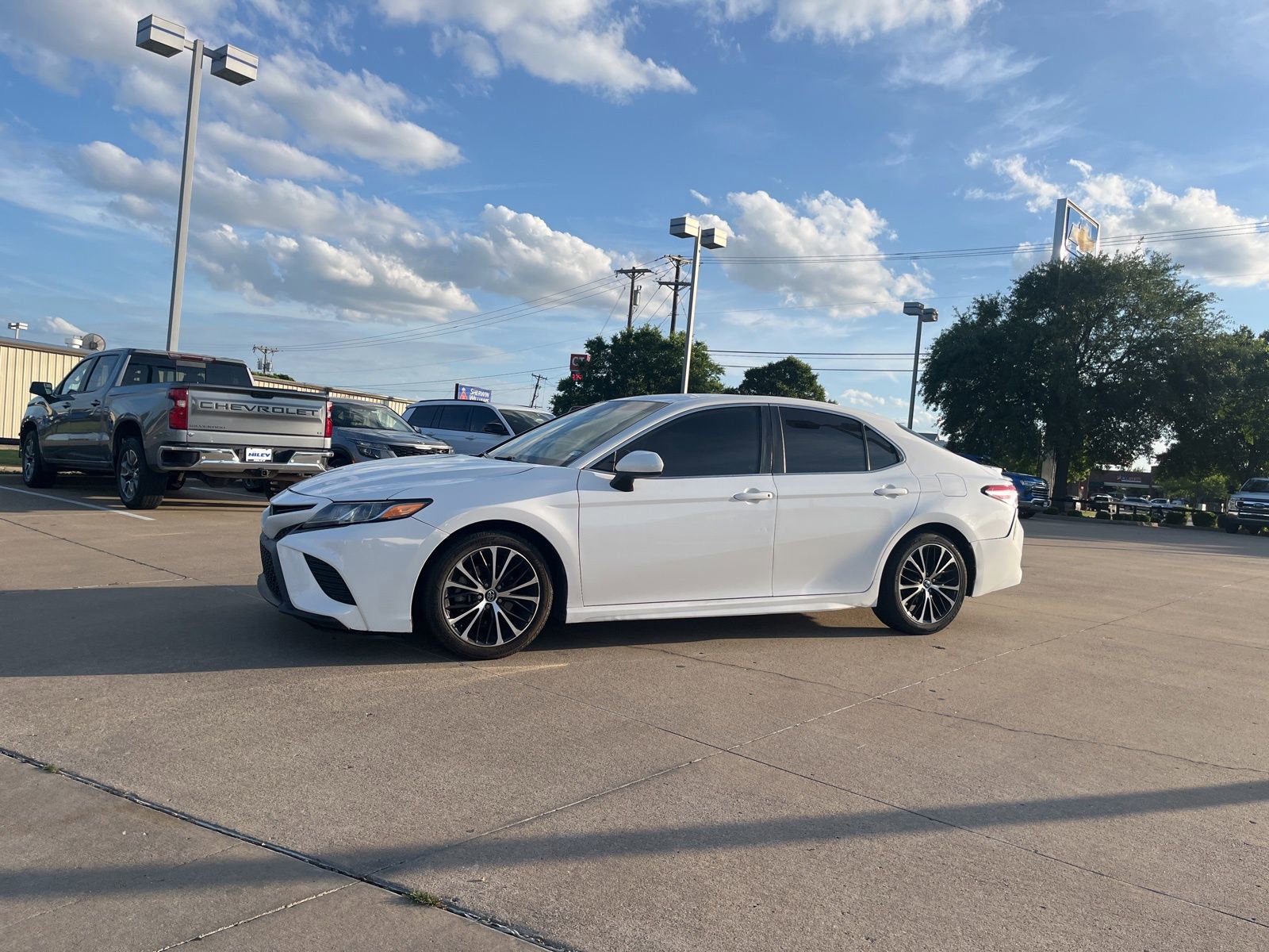 Used 2020 Toyota Camry SE image 4