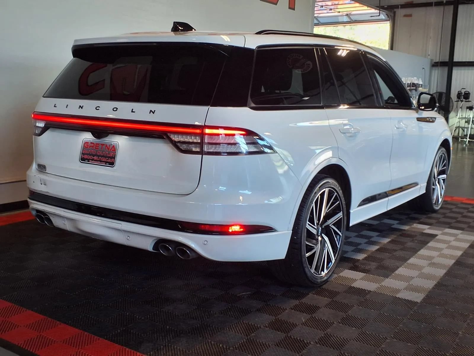 Used 2025 Lincoln Aviator Black Label w/ Jet Appearance Package AWD/4WD image 9