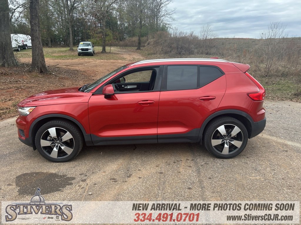 Used 2019 Volvo XC40 T4 Momentum image 4