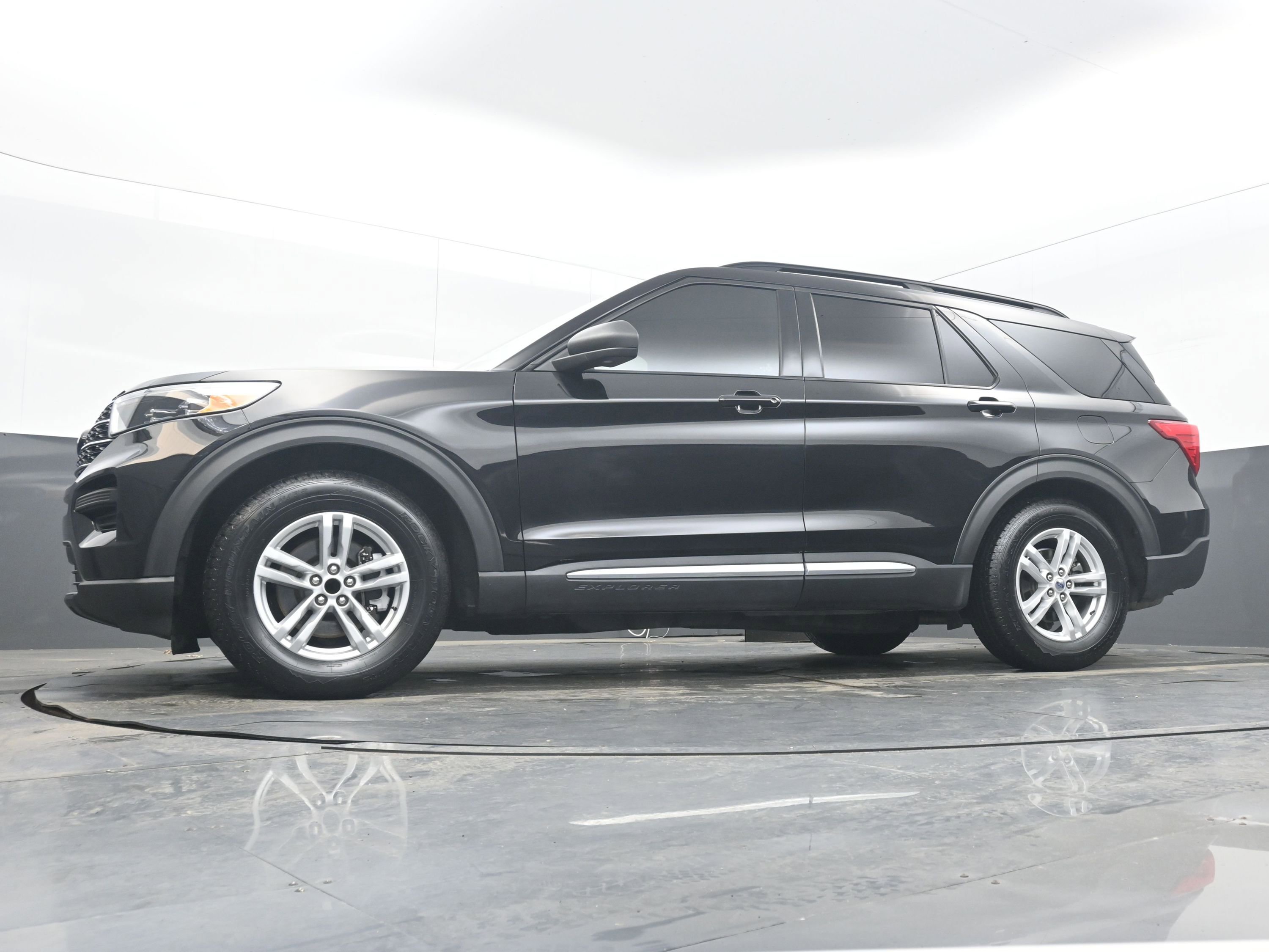 Used 2020 Ford Explorer XLT w/ Class III Trailer Tow Package image 28