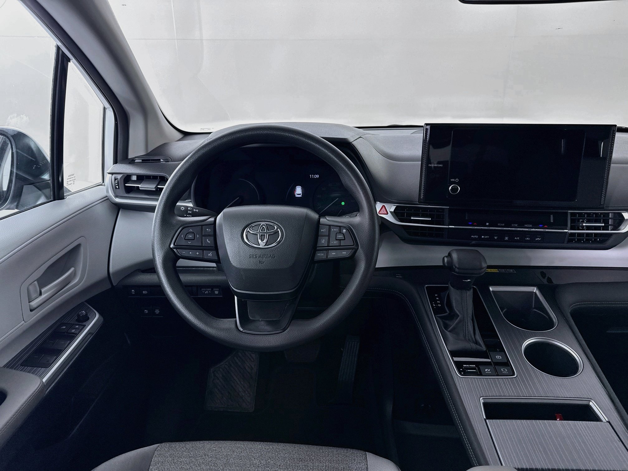 Certified 2025 Toyota Sienna LE FWD image 20