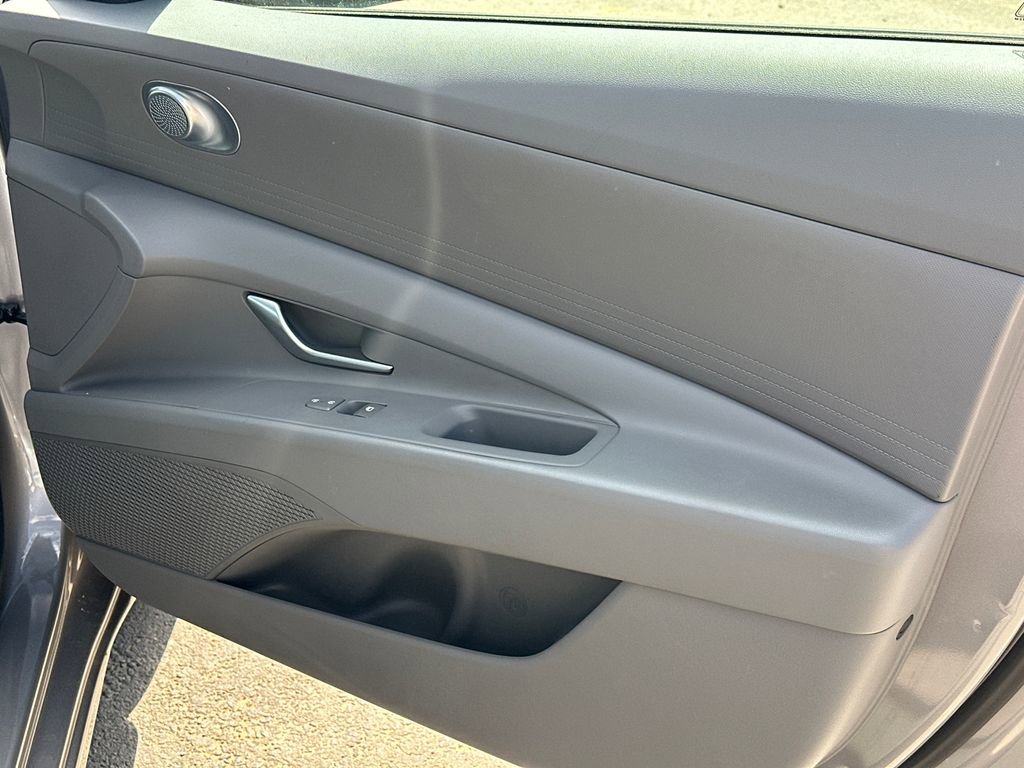 Used 2025 Hyundai Elantra SE image 14