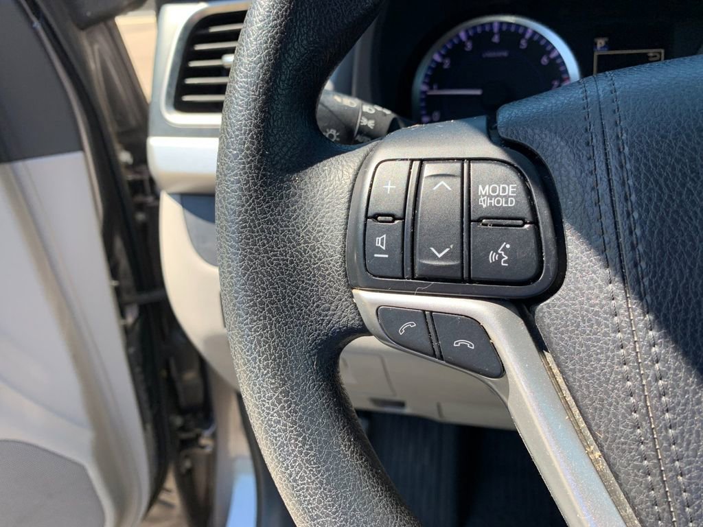 Used 2017 Toyota Highlander LE AWD/4WD image 30