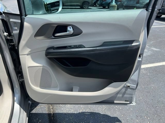 Used 2018 Chrysler Pacifica Limited FWD image 34