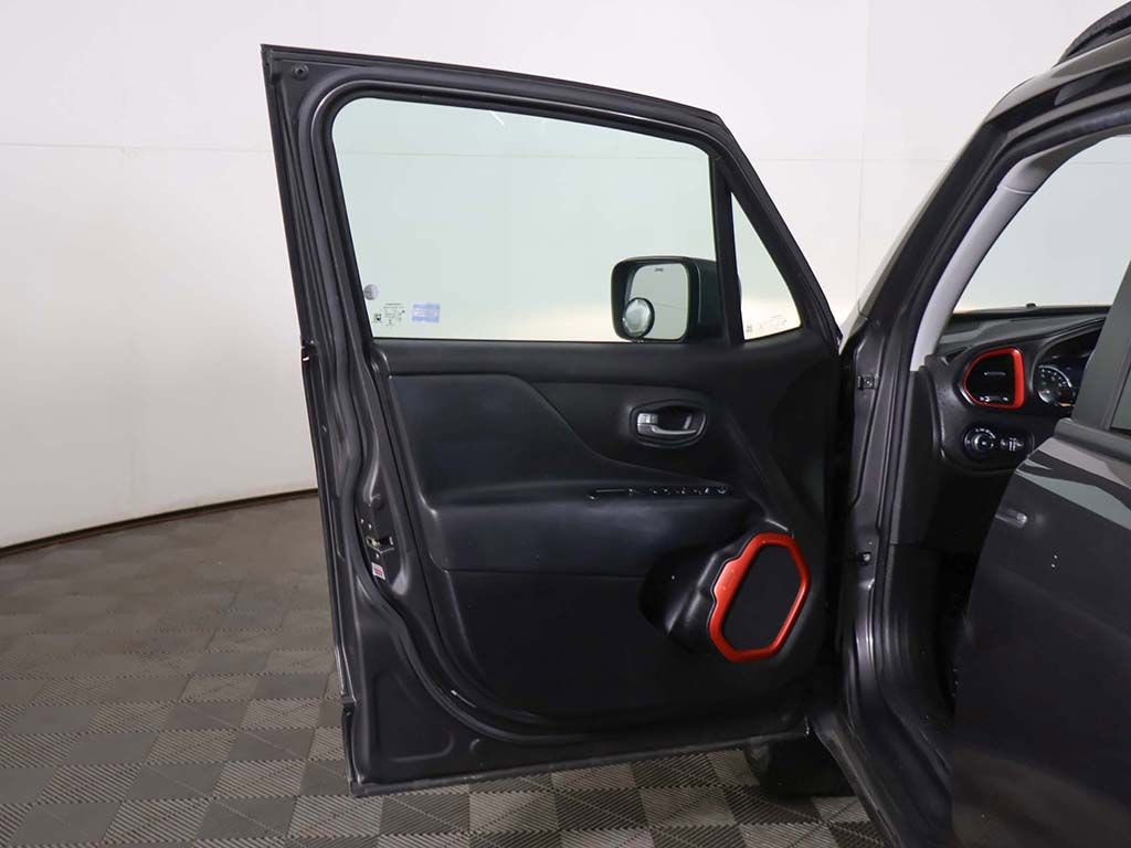 Used 2017 Jeep Renegade Trailhawk w/ Premium Trailhawk Package AWD/4WD image 18
