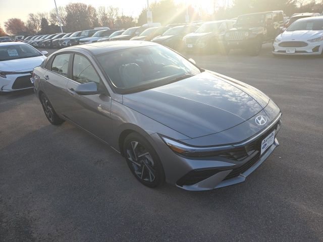 Used 2025 Hyundai Elantra Limited image 6