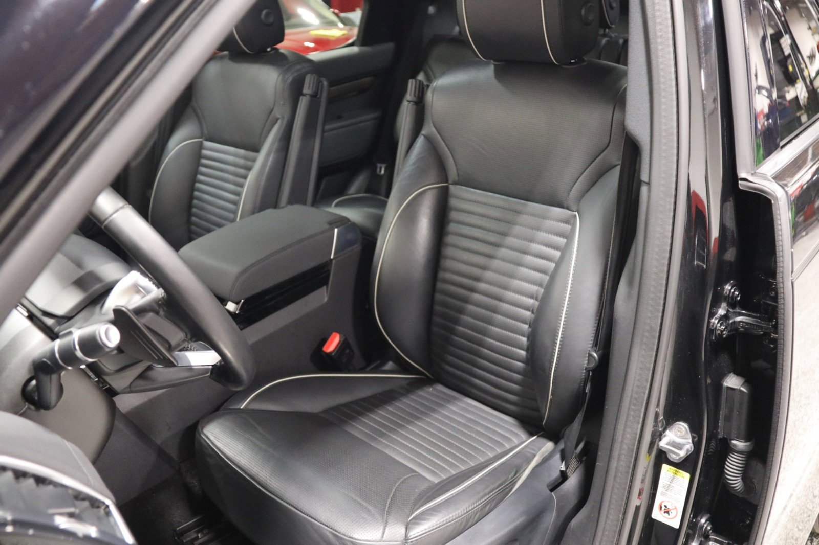 Used 2020 Land Rover Discovery HSE image 36