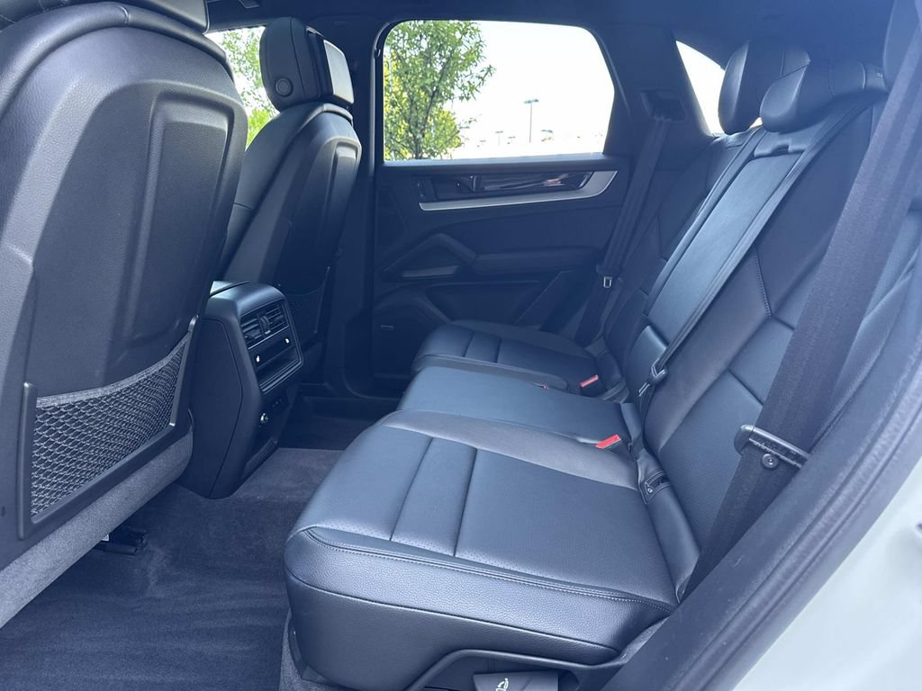 Used 2024 Porsche Cayenne w/ Premium Package AWD/4WD image 13