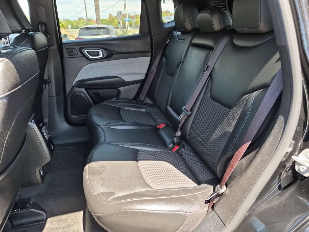 Used 2025 Jeep Compass Latitude w/ Sun & Sound Group AWD/4WD image 28