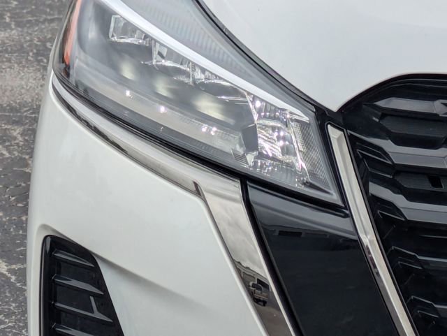 Used 2024 Nissan Kicks SR w/ SR Premium Package image 9