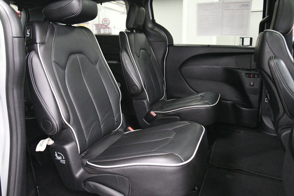 Used 2025 Chrysler Pacifica Limited FWD image 28