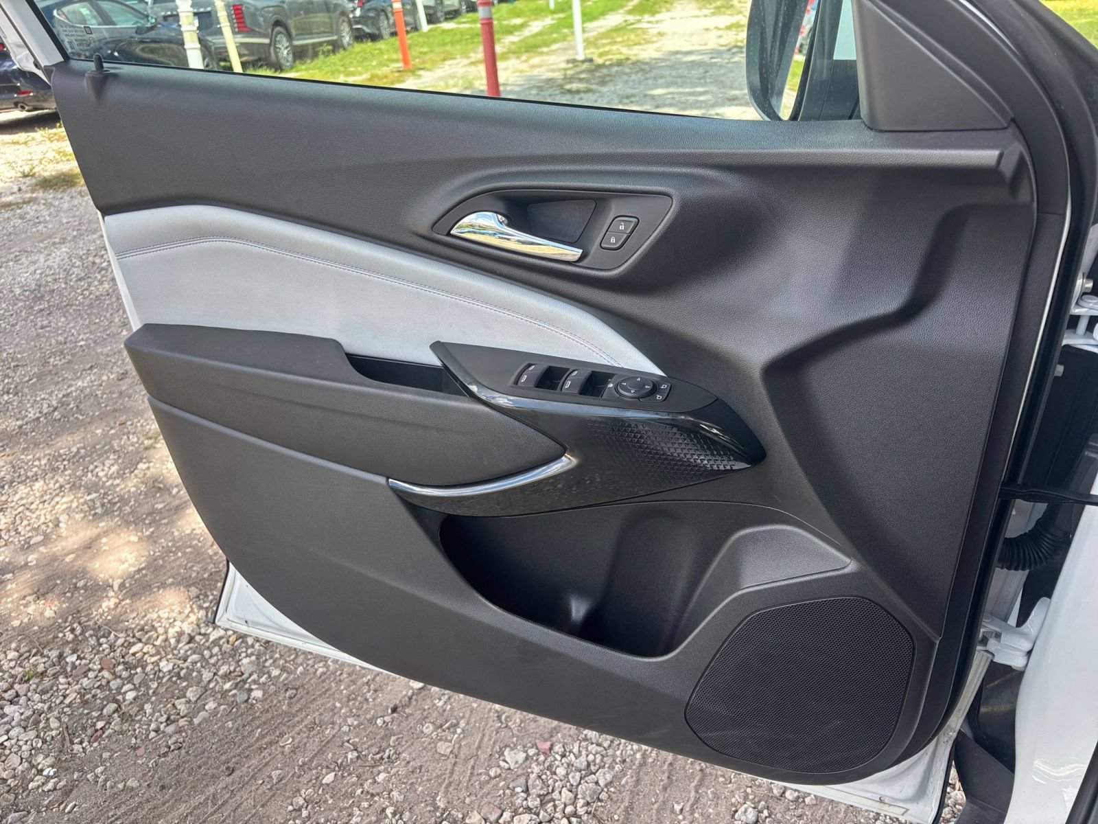 Used 2025 Chevrolet Trax LT FWD image 18