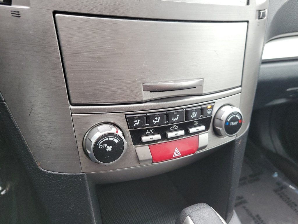 Used 2010 Subaru Outback 2.5i Premium w/ Popular Equipment Group 2A AWD/4WD image 9