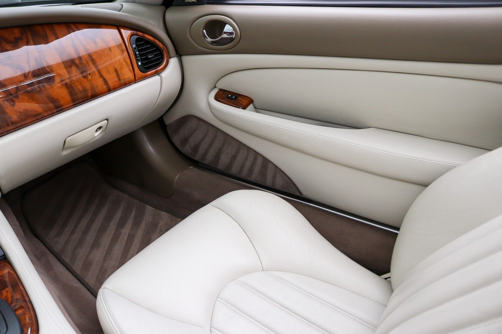 Used 2000 Jaguar XK8 Convertible RWD image 25