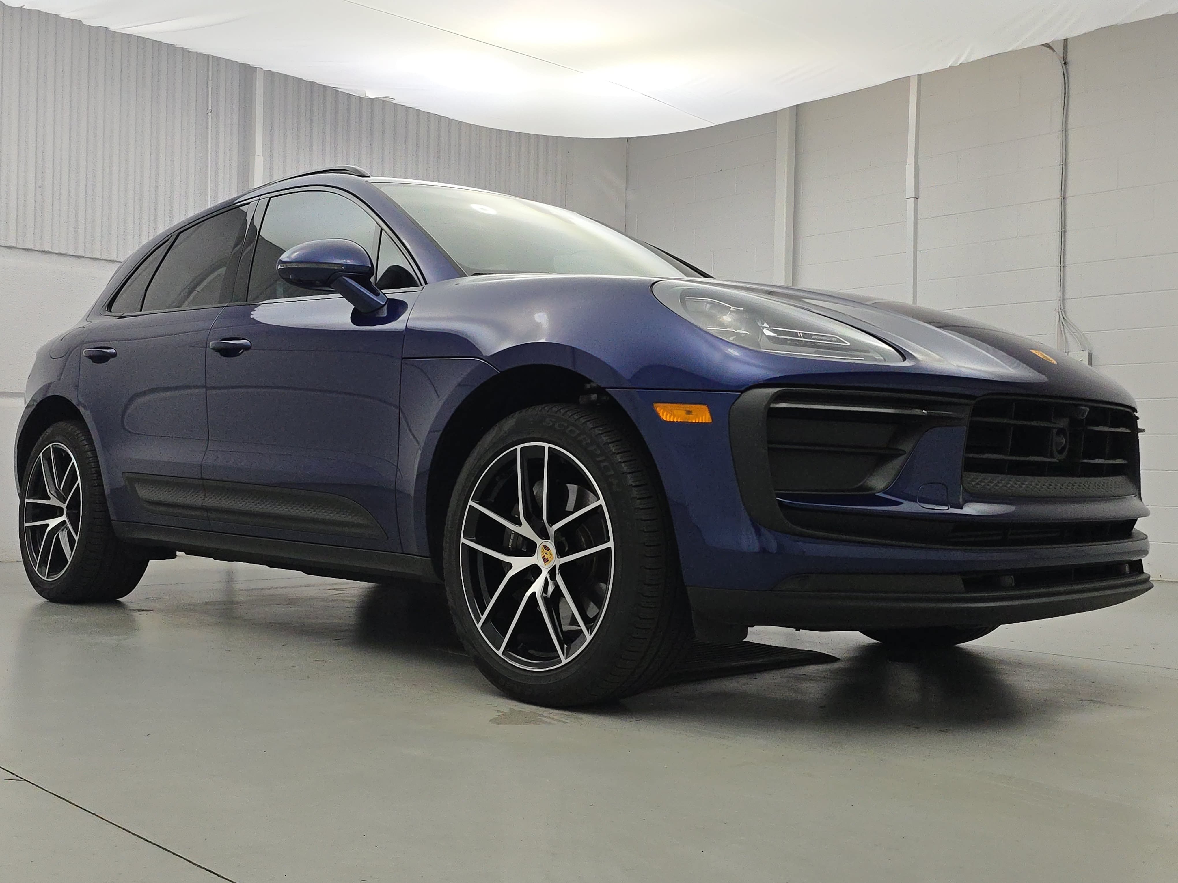 Certified 2024 Porsche Macan AWD/4WD image 9