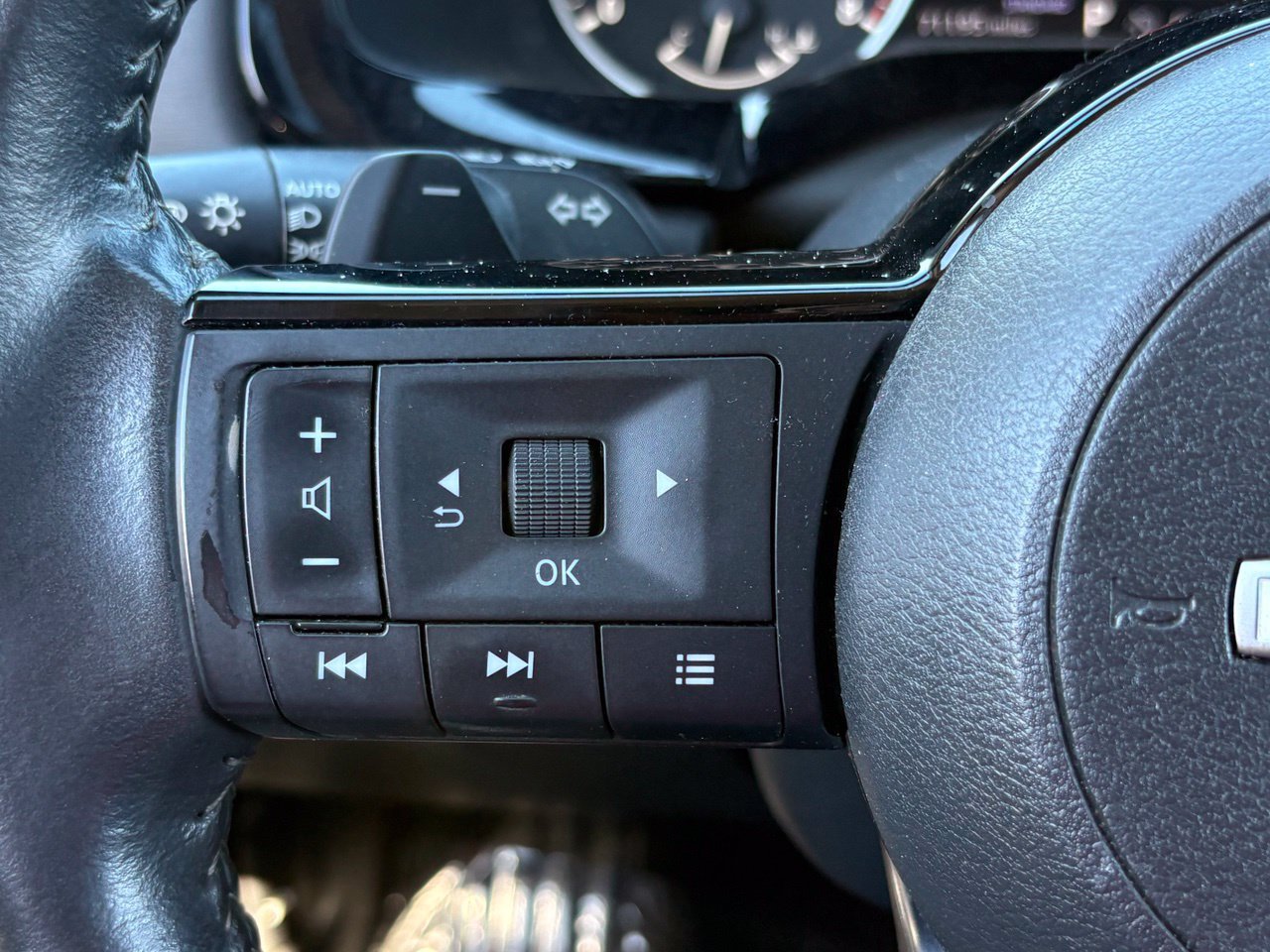 Certified 2022 Nissan Pathfinder SV w/ SV Premium Package FWD image 31