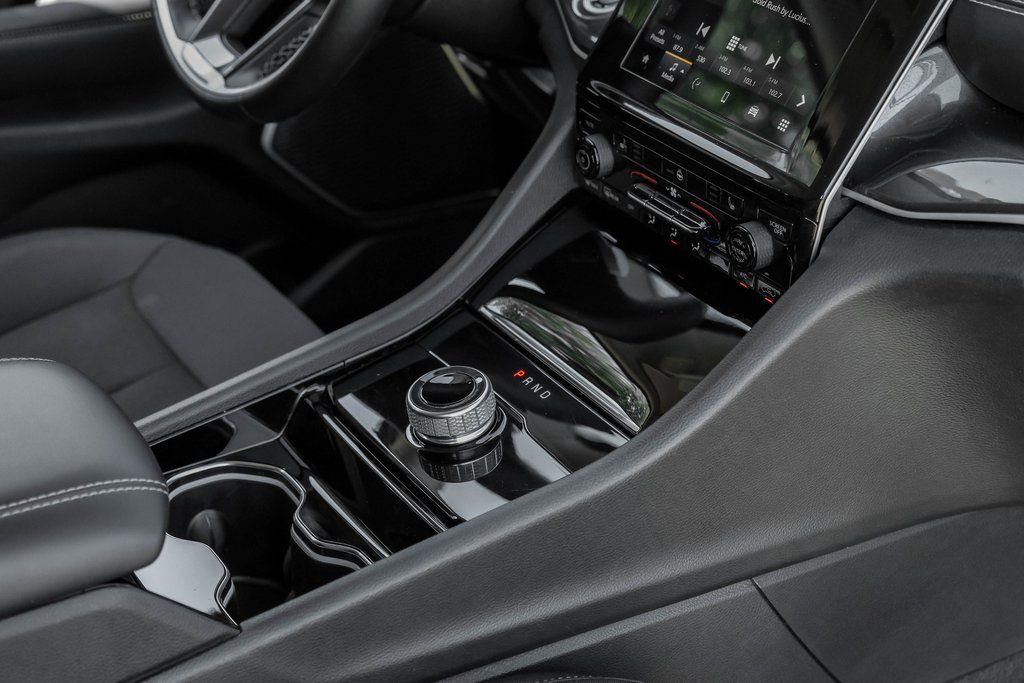 Used 2022 Jeep Grand Cherokee Laredo w/ Luxury Tech Group I image 32