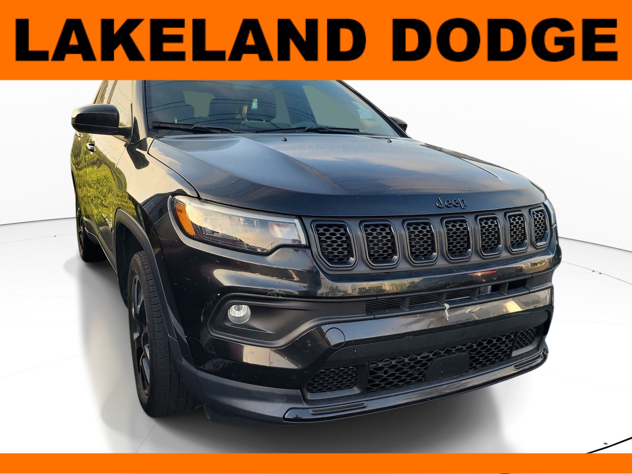 Used 2023 Jeep Compass Latitude AWD/4WD image 1
