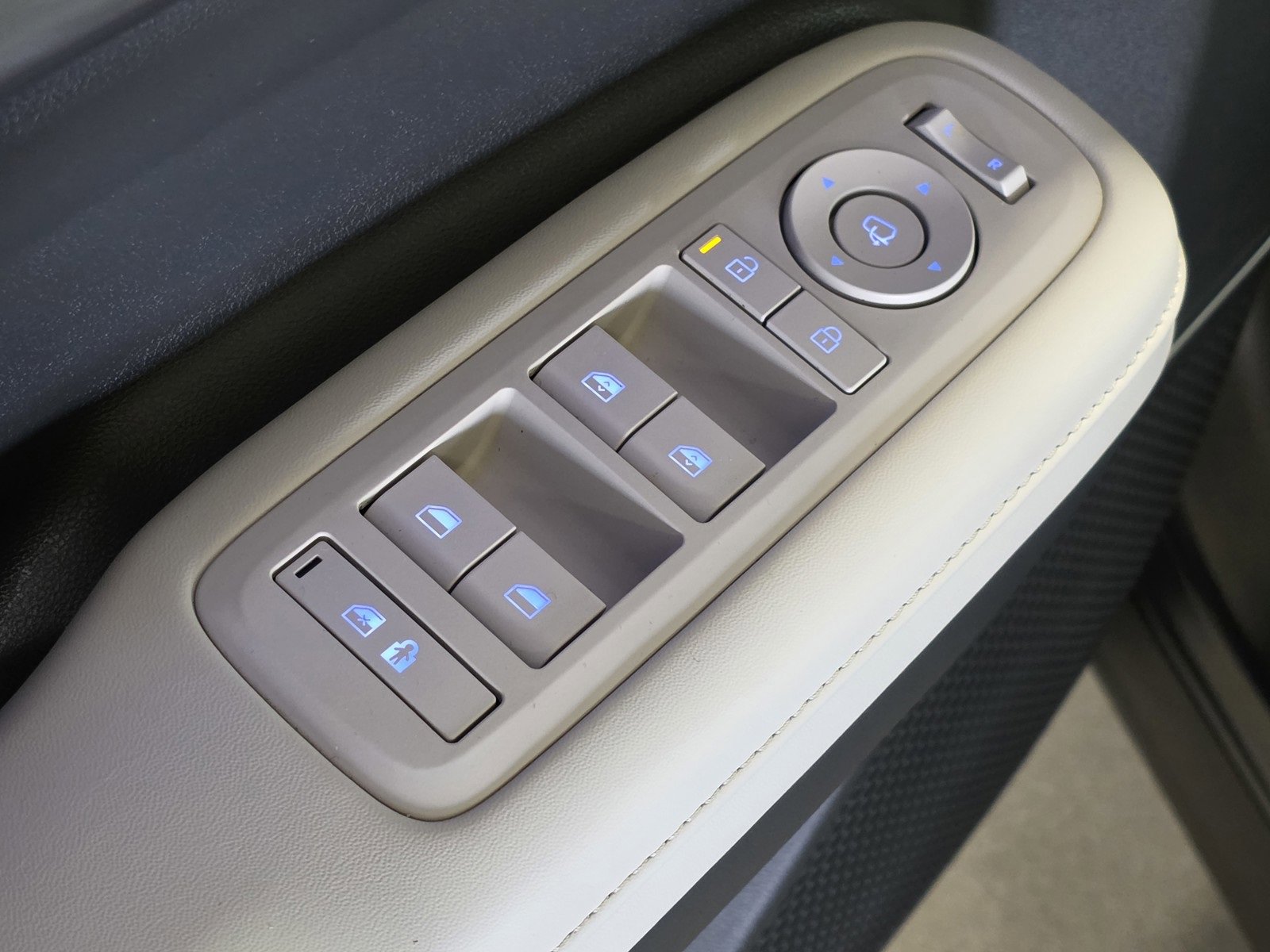 Certified 2025 Hyundai Santa Fe Limited image 22