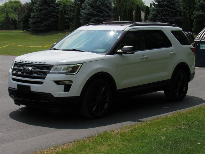 Used 2018 Ford Explorer XLT w/ XLT Appearance Package AWD/4WD image 4