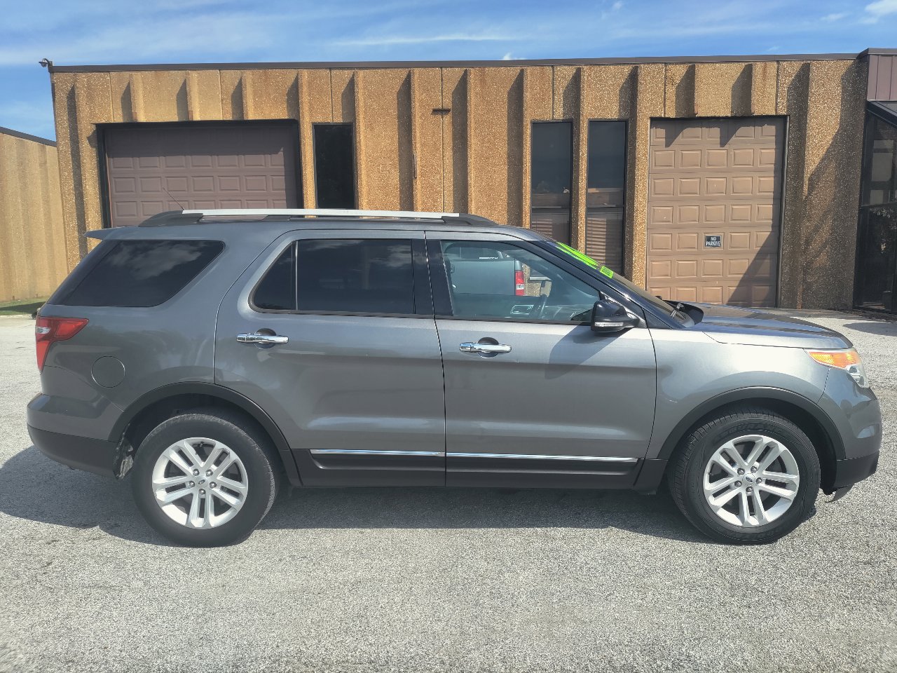 Used 2014 Ford Explorer XLT image 3