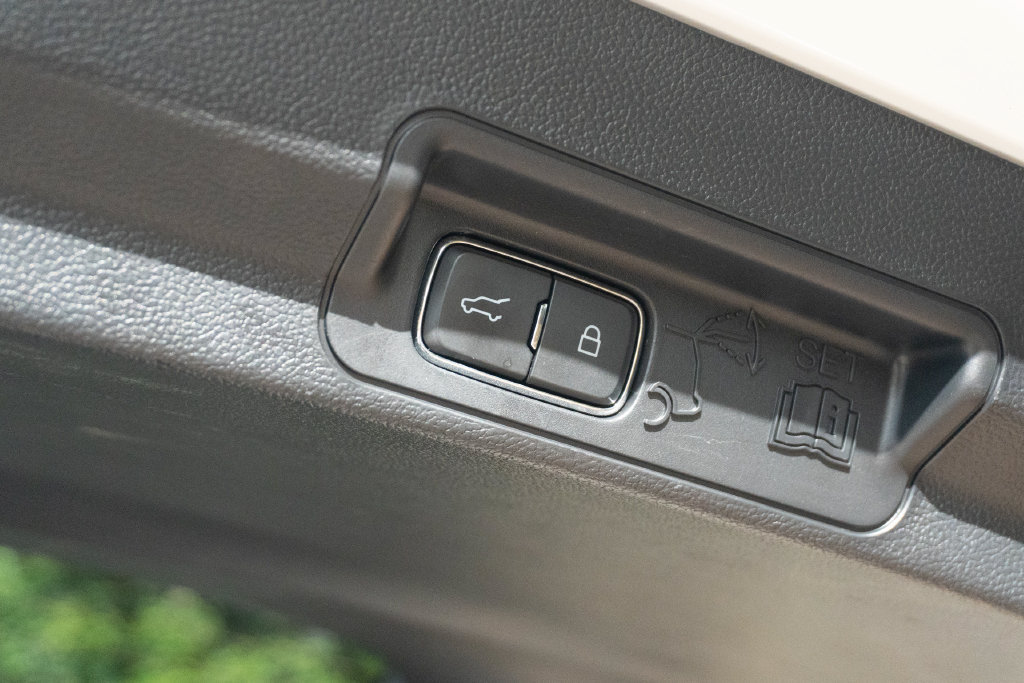 Used 2023 Ford Explorer ST RWD image 13