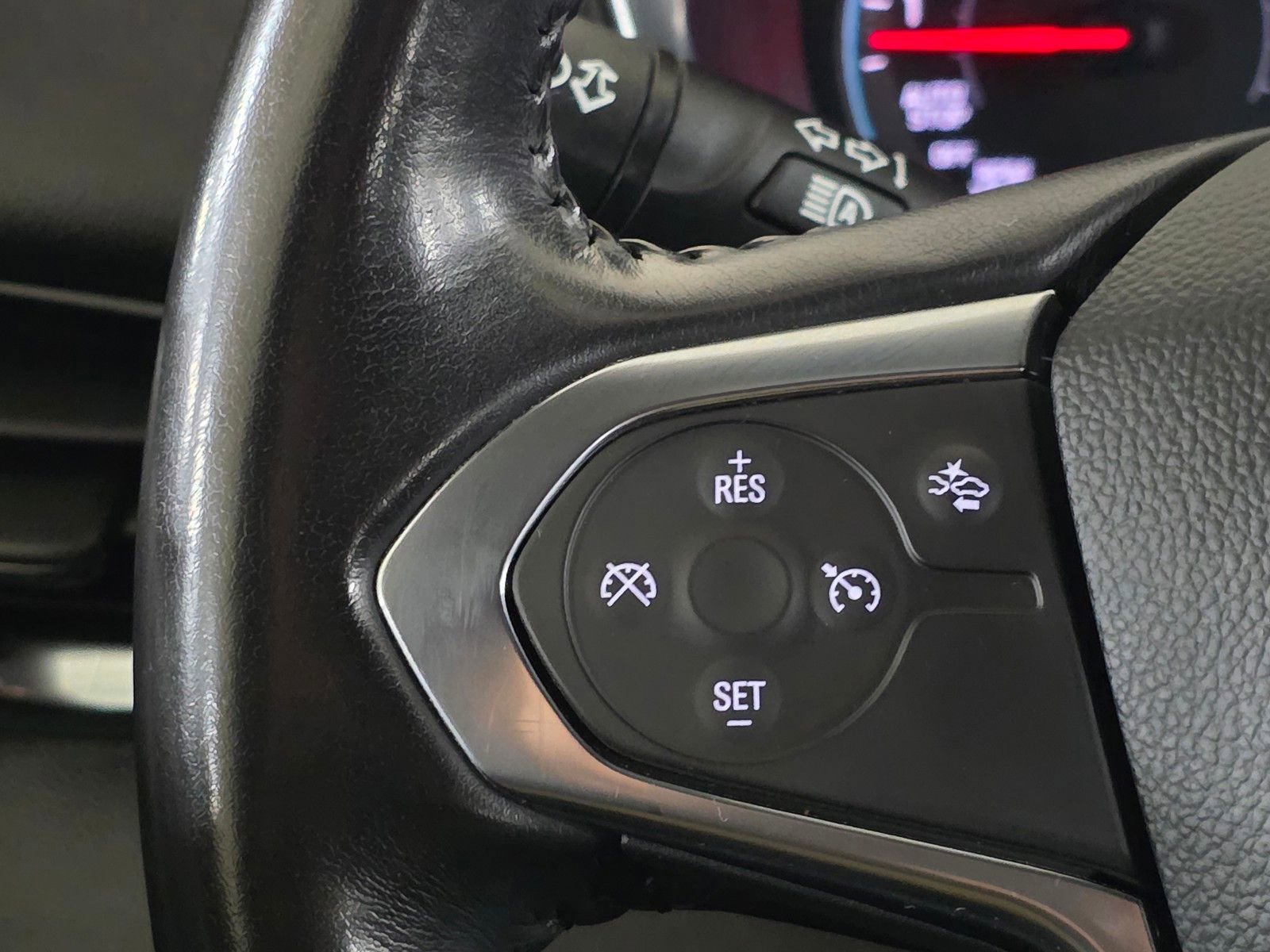 Used 2022 Chevrolet Traverse LT image 33