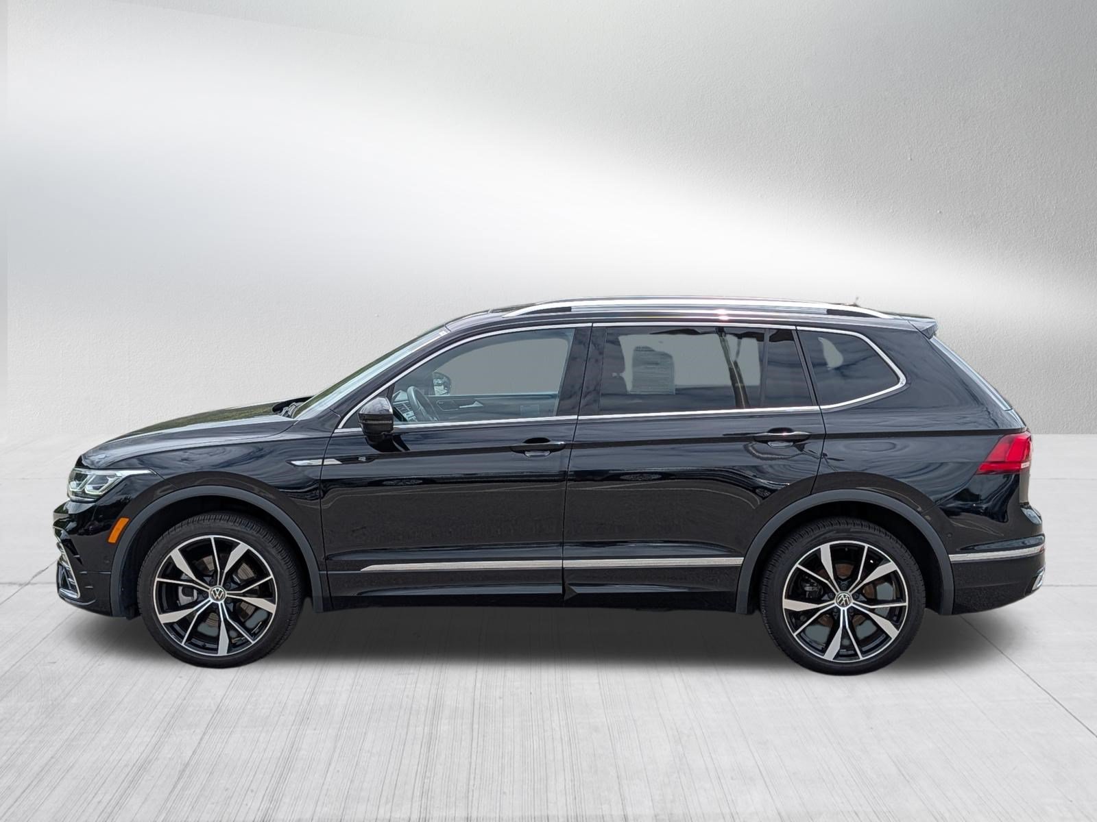Certified 2023 Volkswagen Tiguan SEL R-Line AWD/4WD image 4