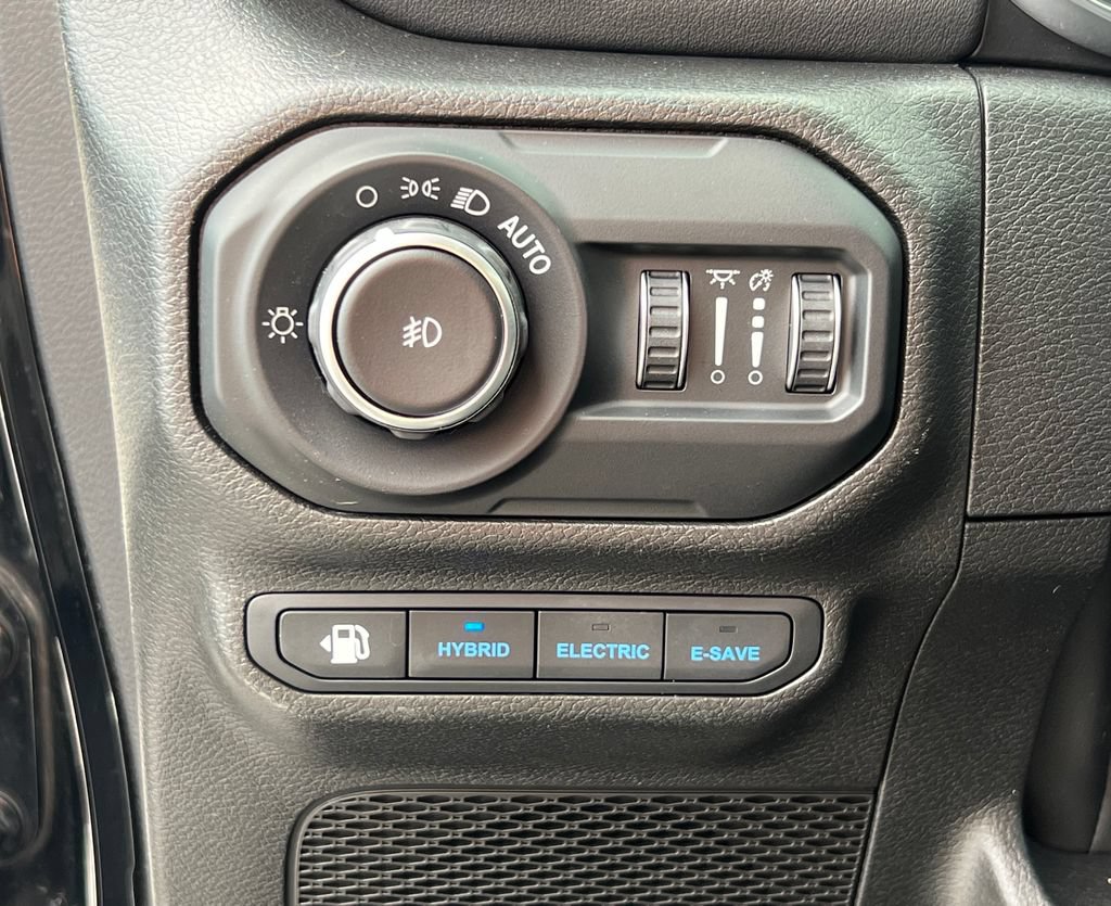 Used 2022 Jeep Wrangler Unlimited Sahara AWD/4WD image 23