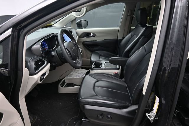 Used 2023 Chrysler Pacifica Touring-L FWD image 16